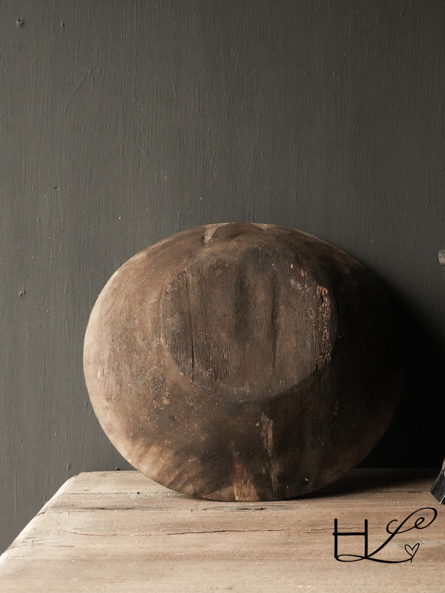 Authentieke oude houten Nepalese schaal met houtsnijwerk op de bodem-3