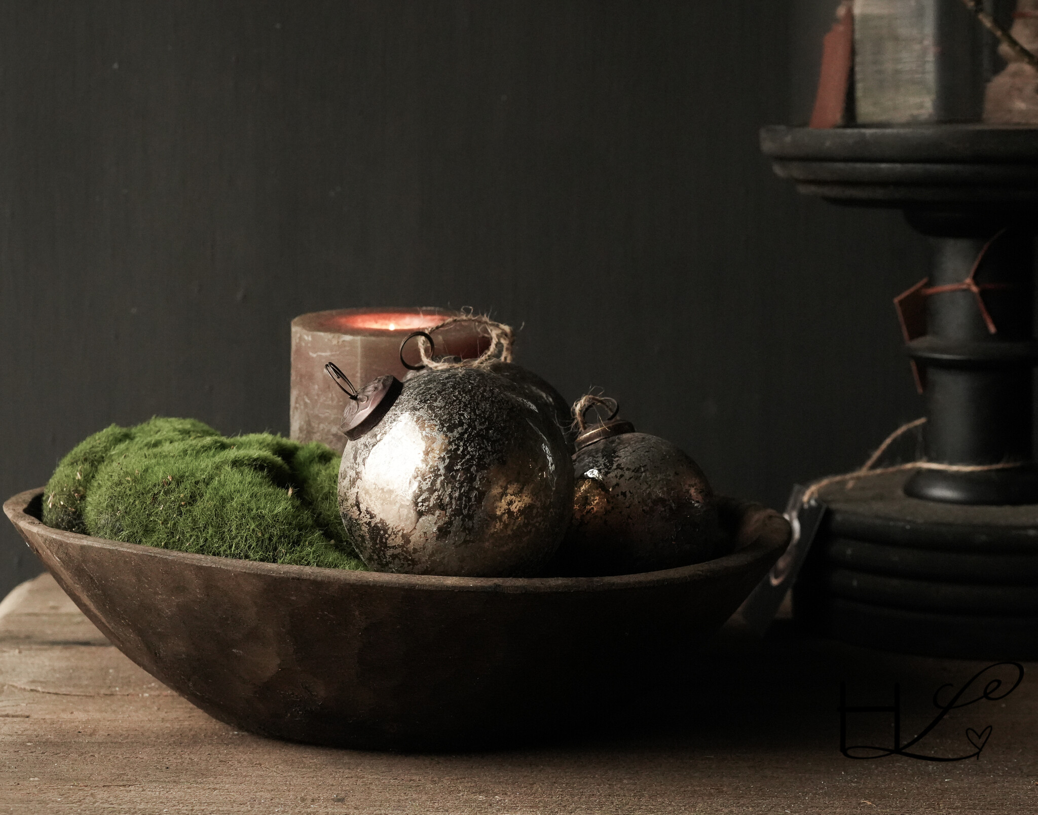 Authentieke oude houten Nepalese schaal met houtsnijwerk op de bodem-4