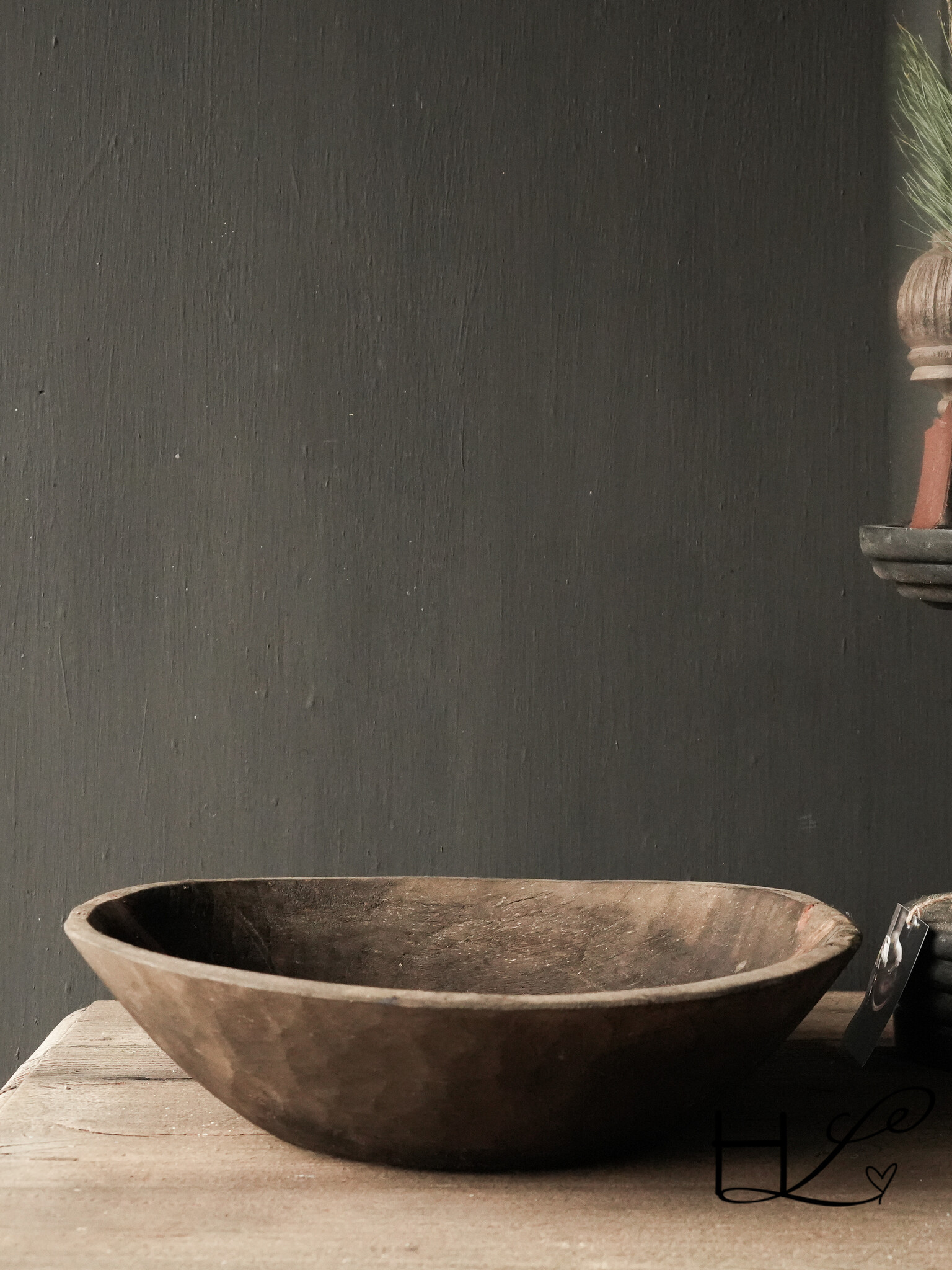 Authentieke oude houten Nepalese schaal met houtsnijwerk op de bodem-5