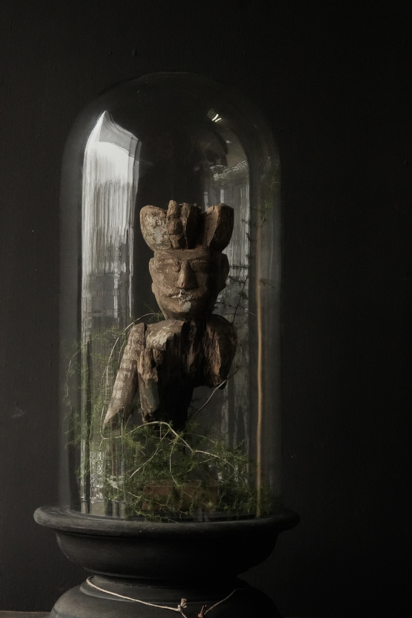 imperfecte Glazen stolp met zwart houten plateau Aura Peeperkorn-5