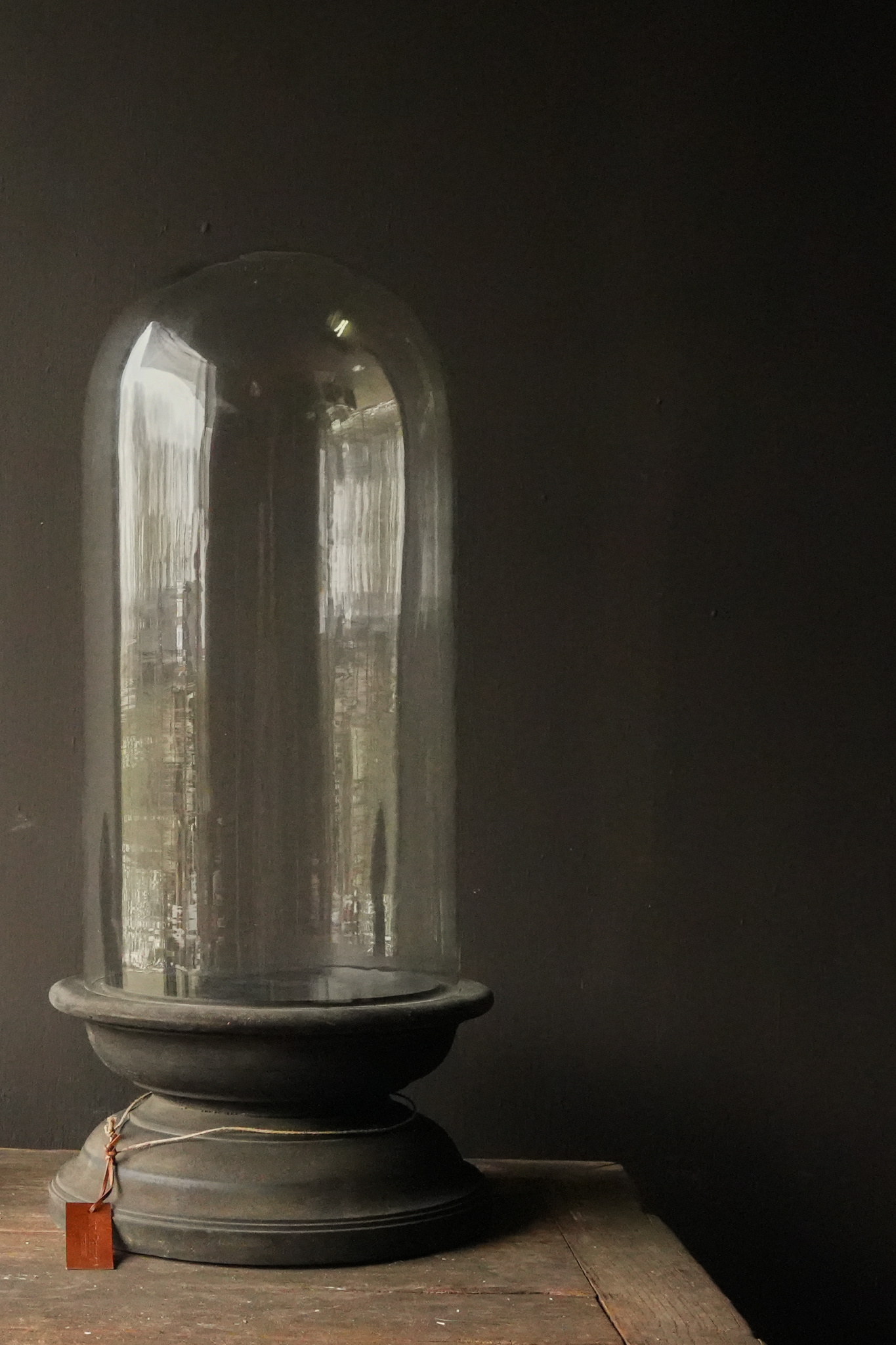 imperfecte Glazen stolp met zwart houten plateau Aura Peeperkorn-8