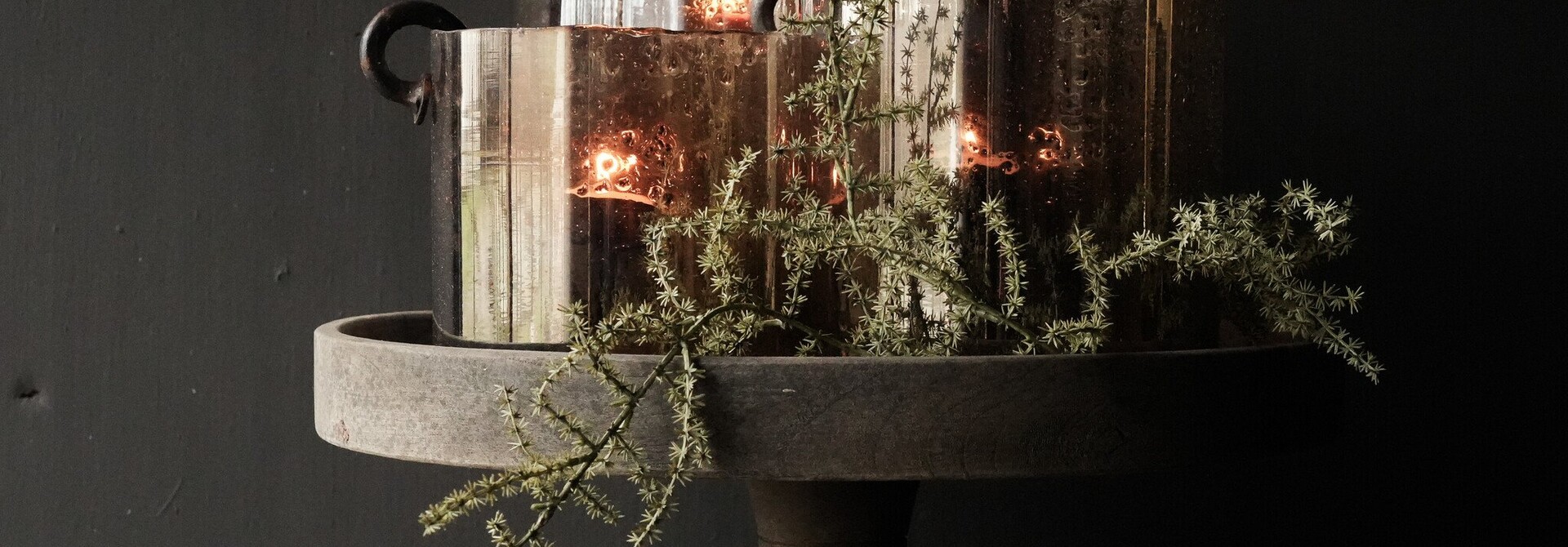 Kuchenplatte/Schale aus Holz zu Fuß