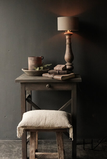 Stoer oud houten muurtafeltje met een lade