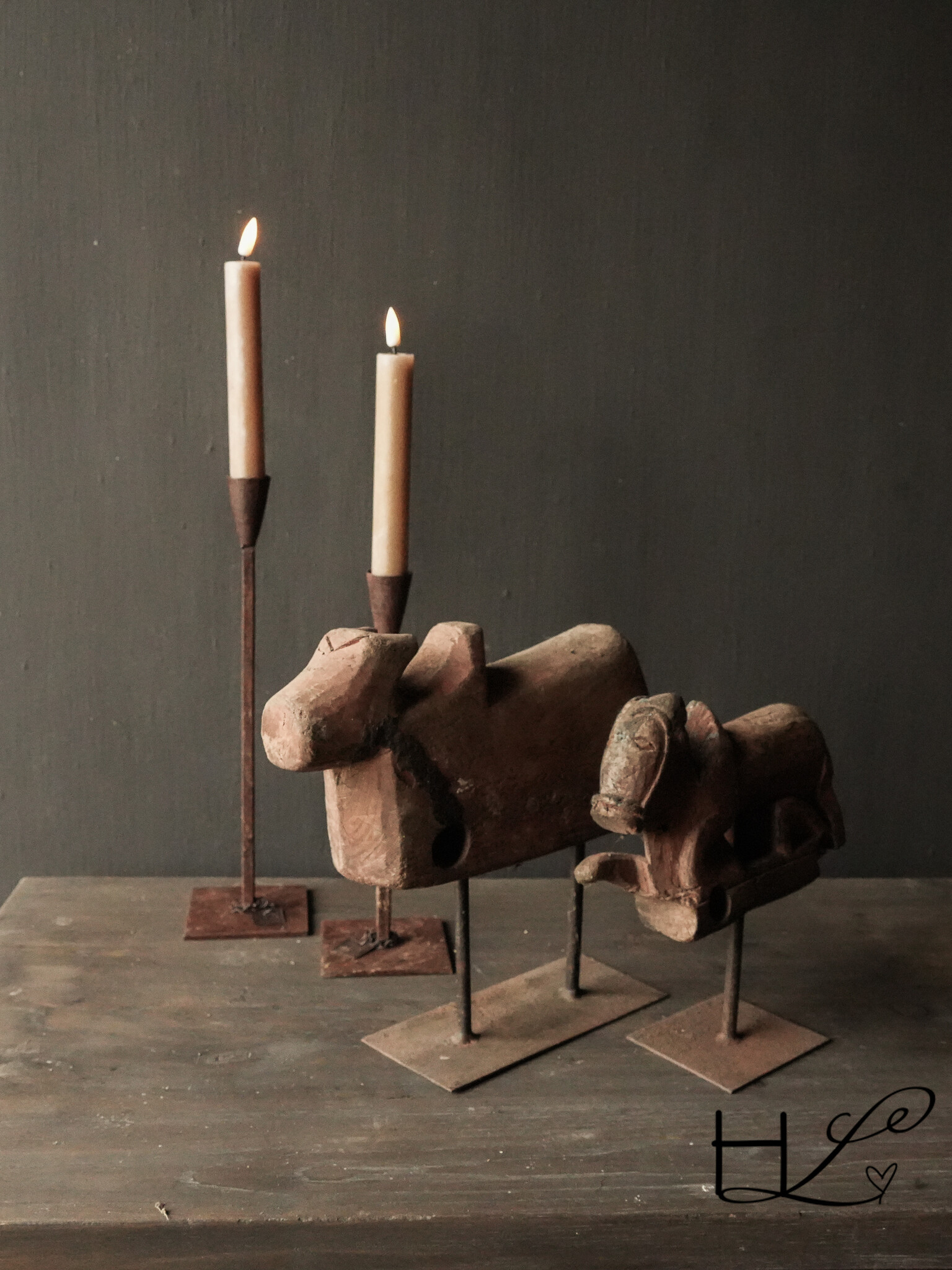 heilige Kuh Nandi aus Indien auf eisernen Füßen-1