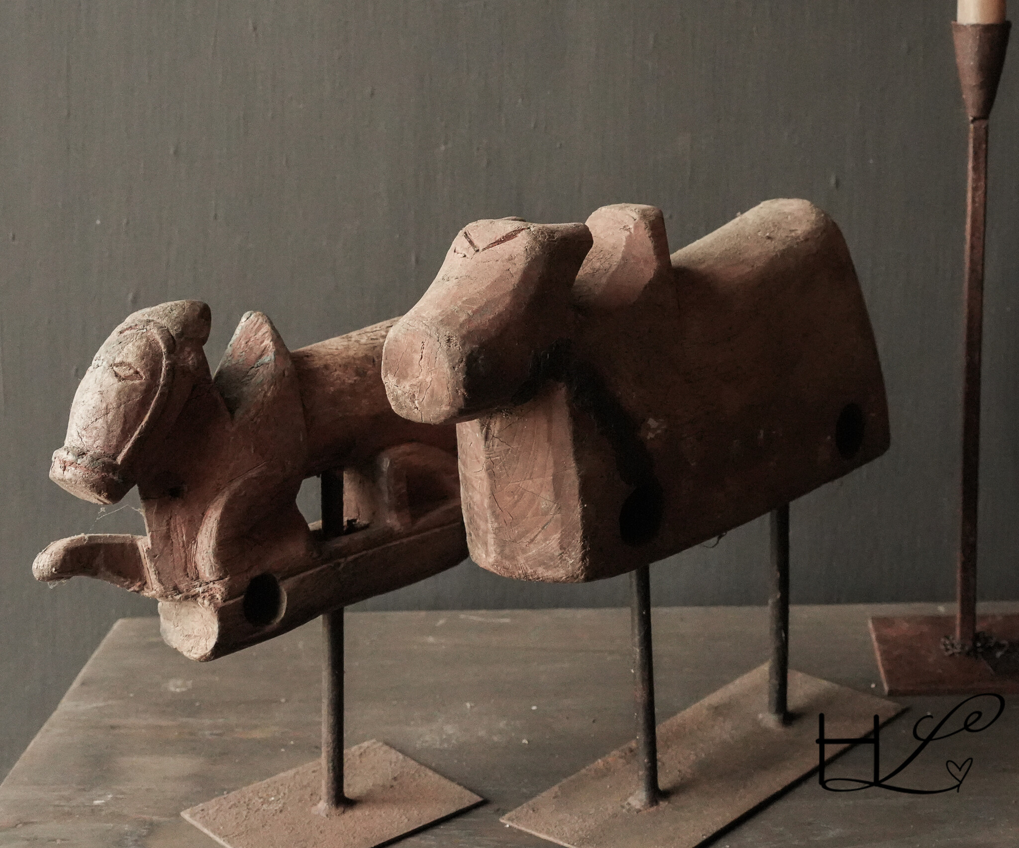 heilige Kuh Nandi aus Indien auf eisernen Füßen-4