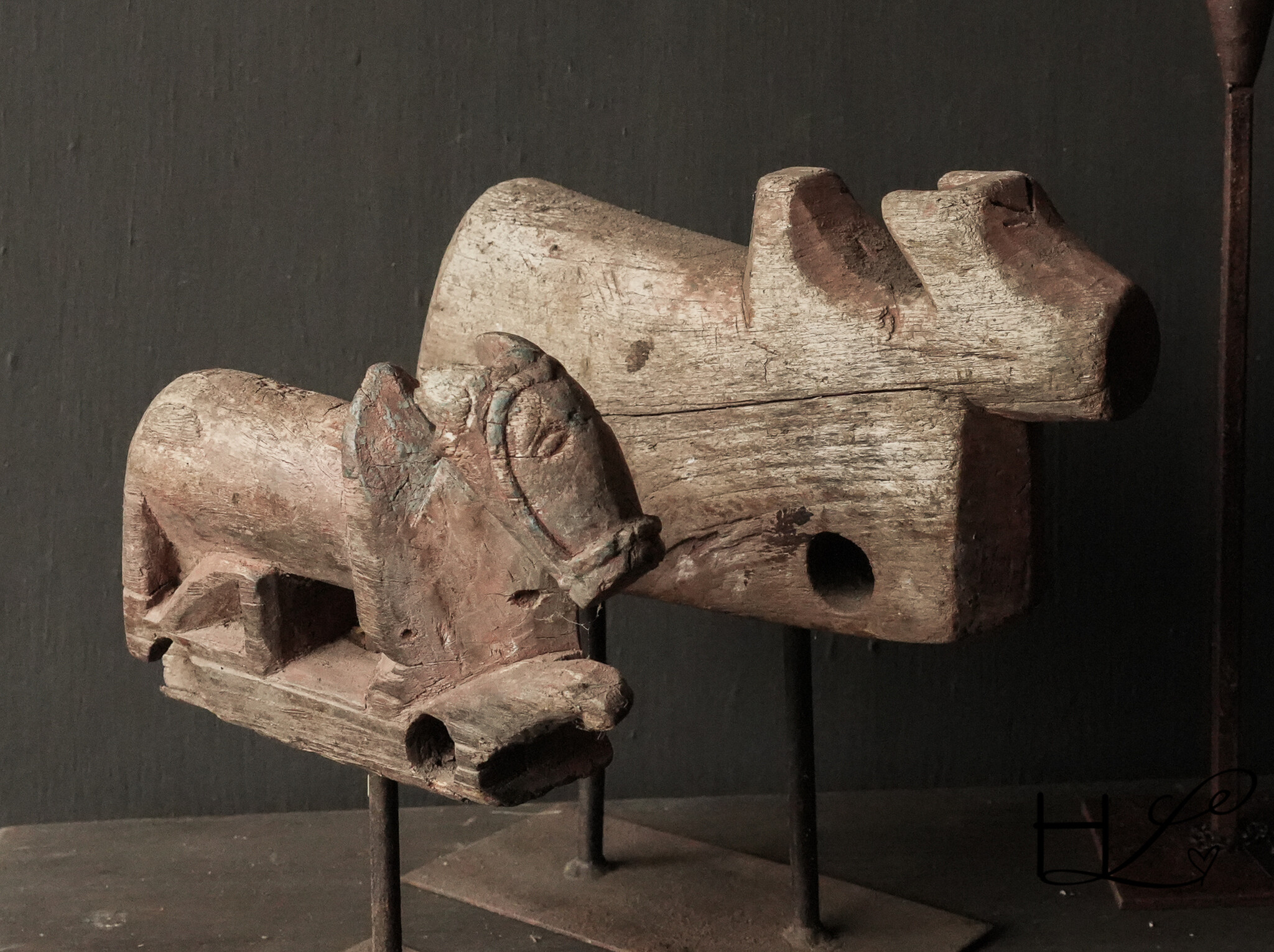 heilige Kuh Nandi aus Indien auf eisernen Füßen-5