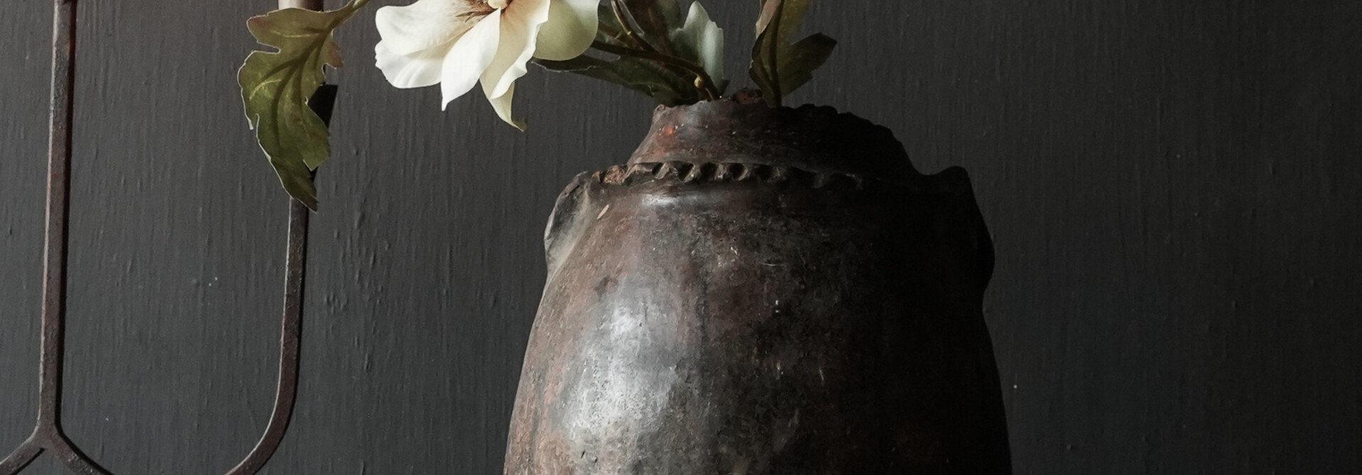 Antieke wabi sabi Turkse pot / kruik Aura peeperkorn interieur
