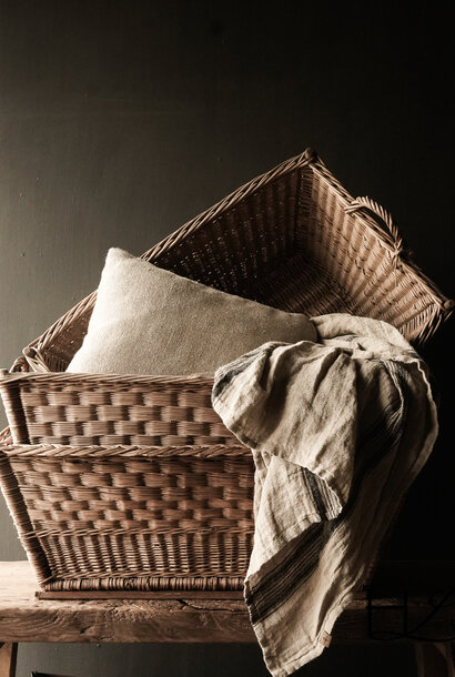 oude handgemaakte rieten brocante wasmand