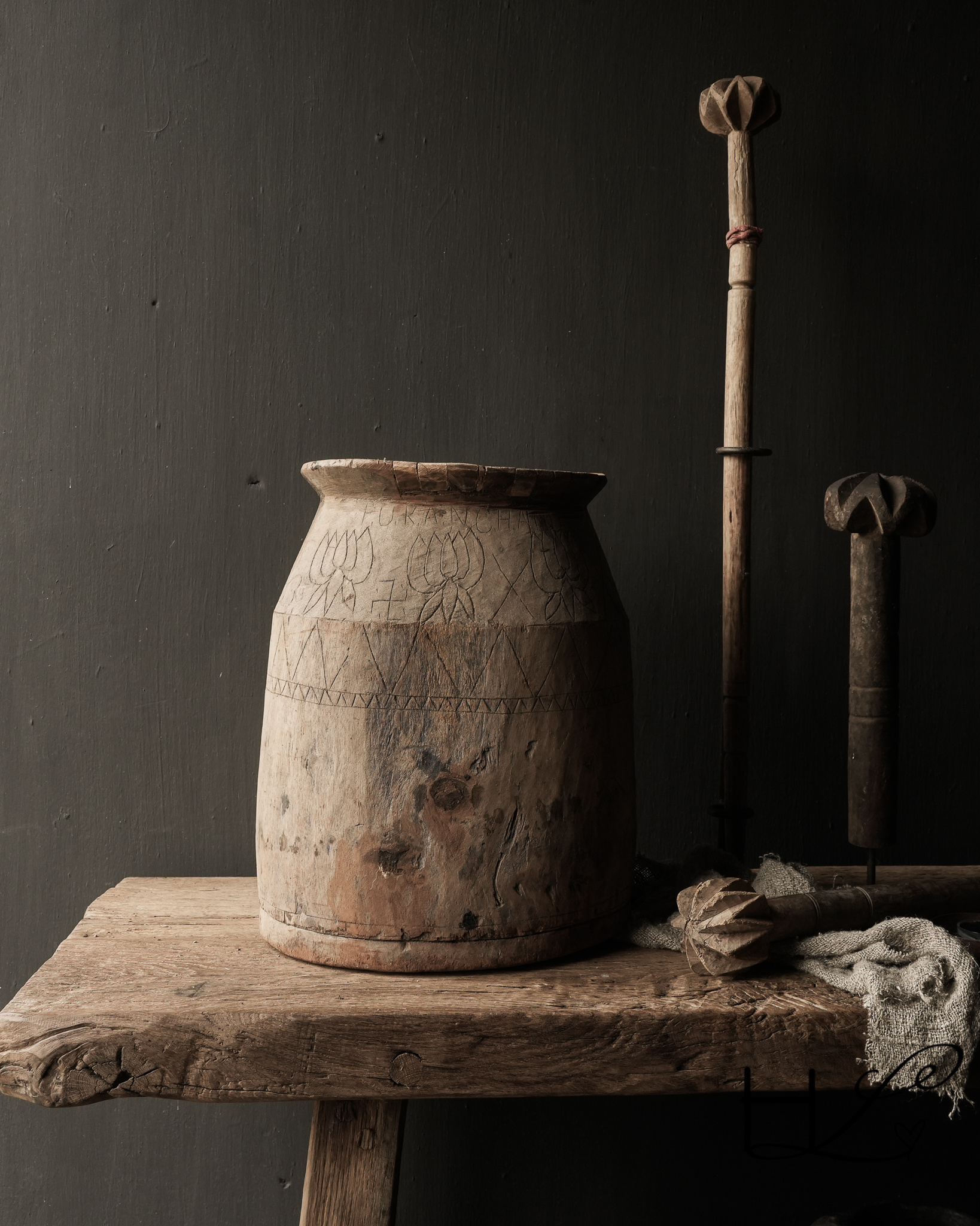 Alter hölzerner nepalesischer Wabi-Sabi-Krug-3