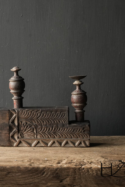 Antiker dekorativer Kerzenständer aus Holz