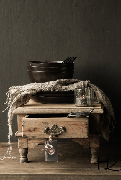 Oud Nepalees Bajot tafeltje op pootjes met lade