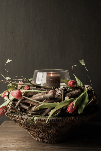 Holzkranz mit roten Tulpen mit Glühbirne