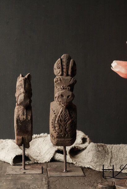 Vintage handgemachtes altes Holzpferd auf Stativ