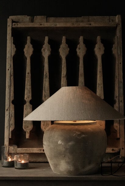 Kruiklamp van oude Authentieke  Waterpot