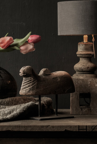 Houten Nandi op ijzeren voetje