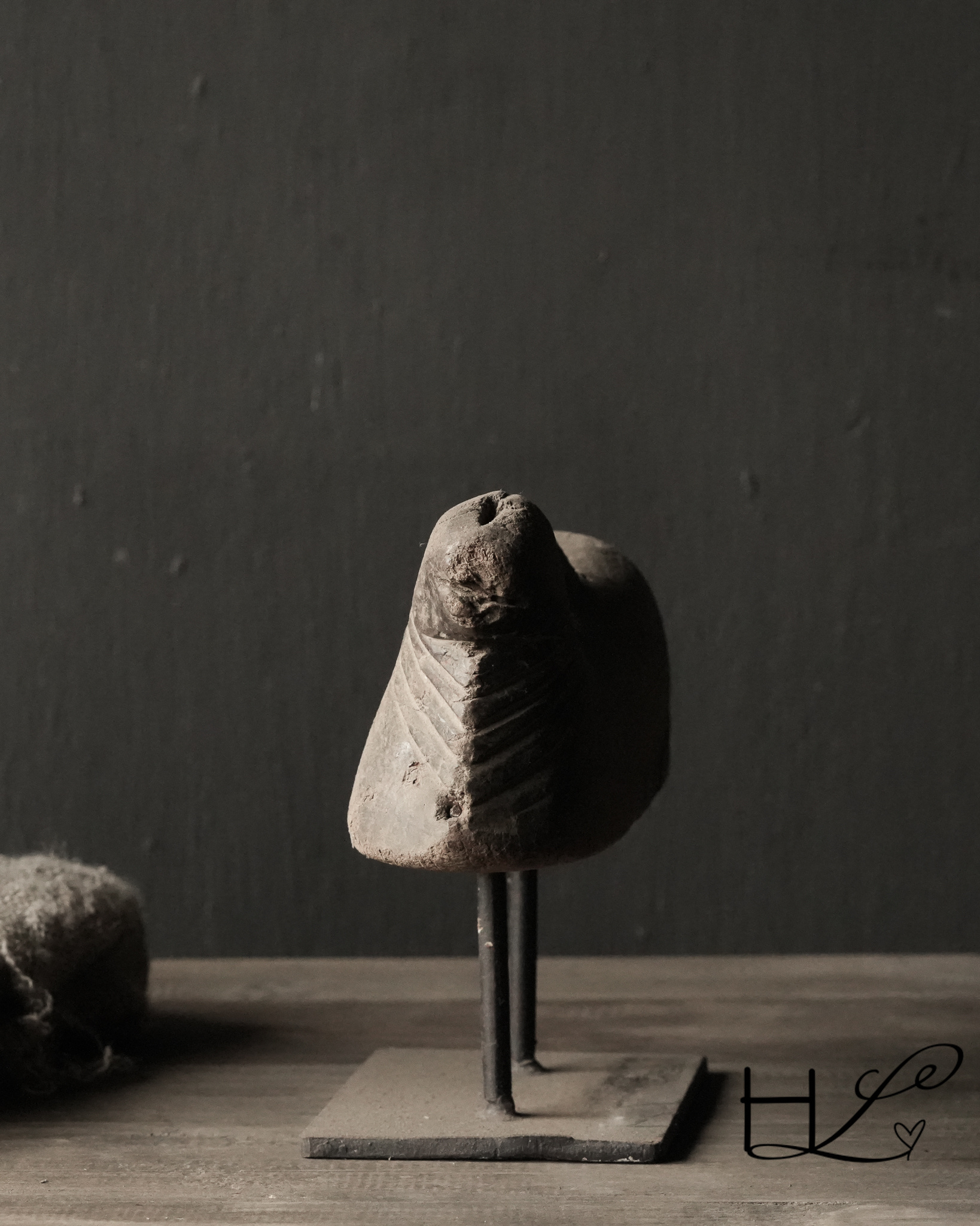 Hölzerner Nandi auf Eisensockel-3