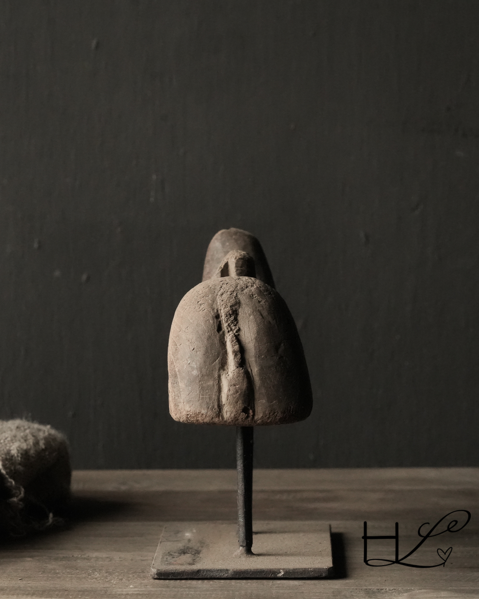 Hölzerner Nandi auf Eisensockel-4