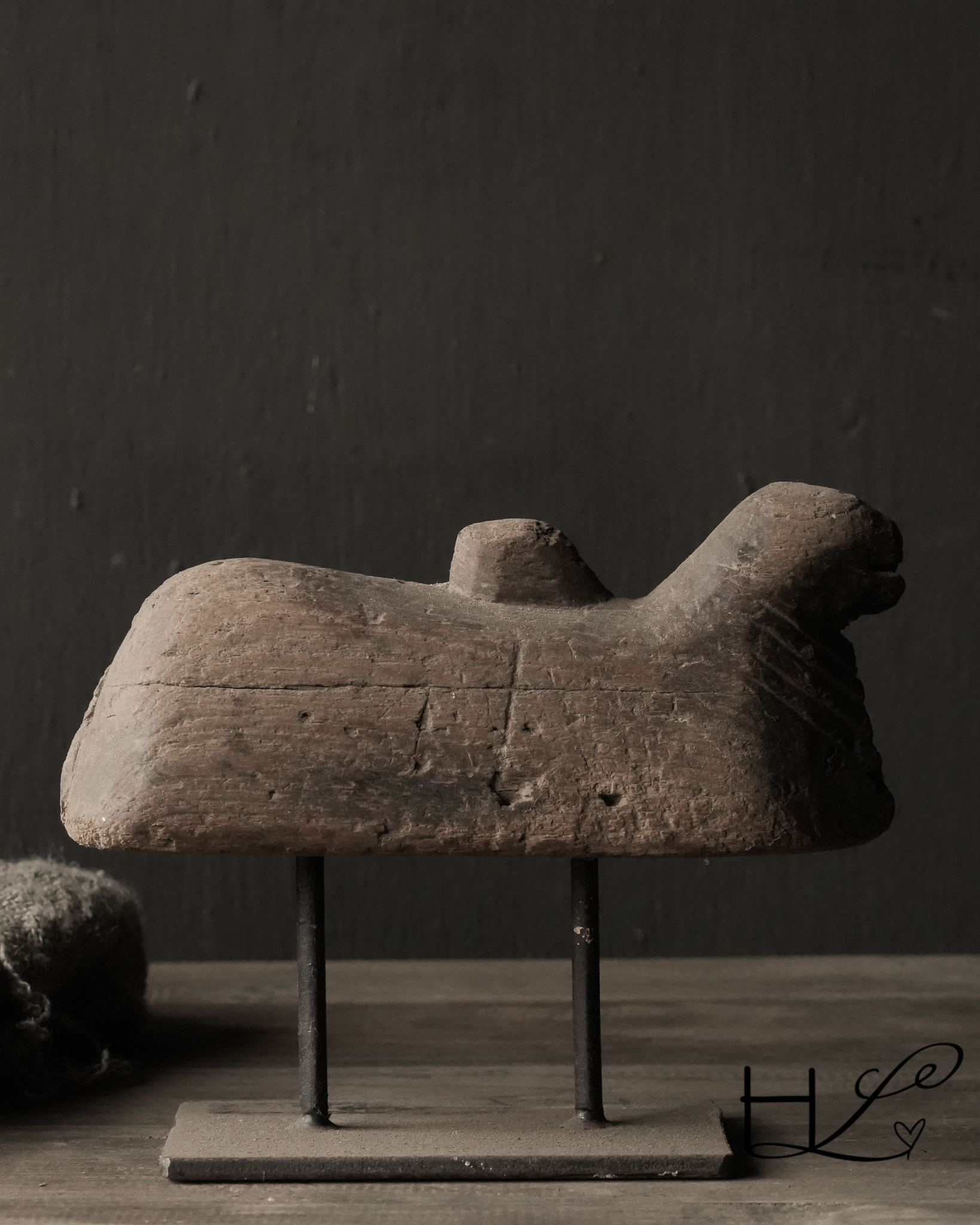 Hölzerner Nandi auf Eisensockel-5