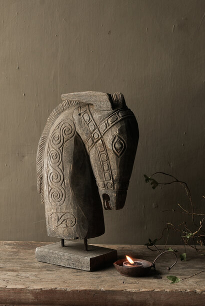 Schöner großer Pferdekopf aus Holz auf Holzsockel