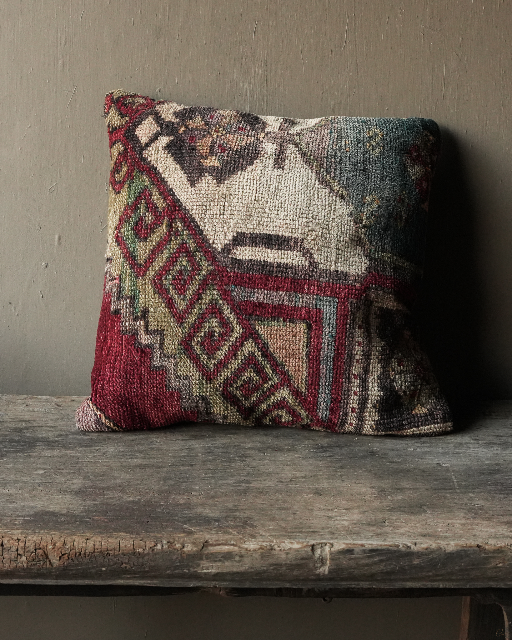 Wunderschön gefärbtes, einzigartiges Kissen aus altem Teppich-2