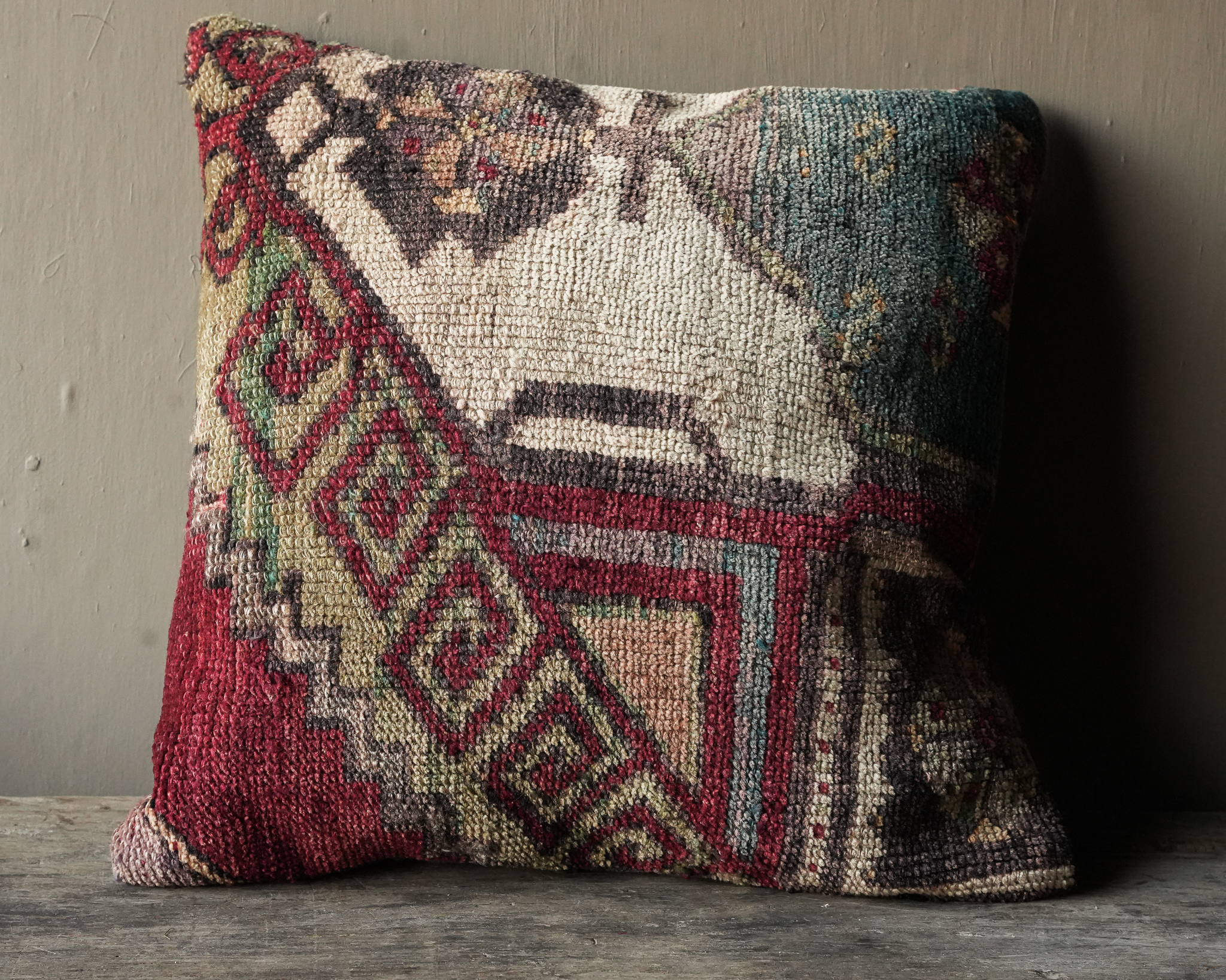 Wunderschön gefärbtes, einzigartiges Kissen aus altem Teppich-3