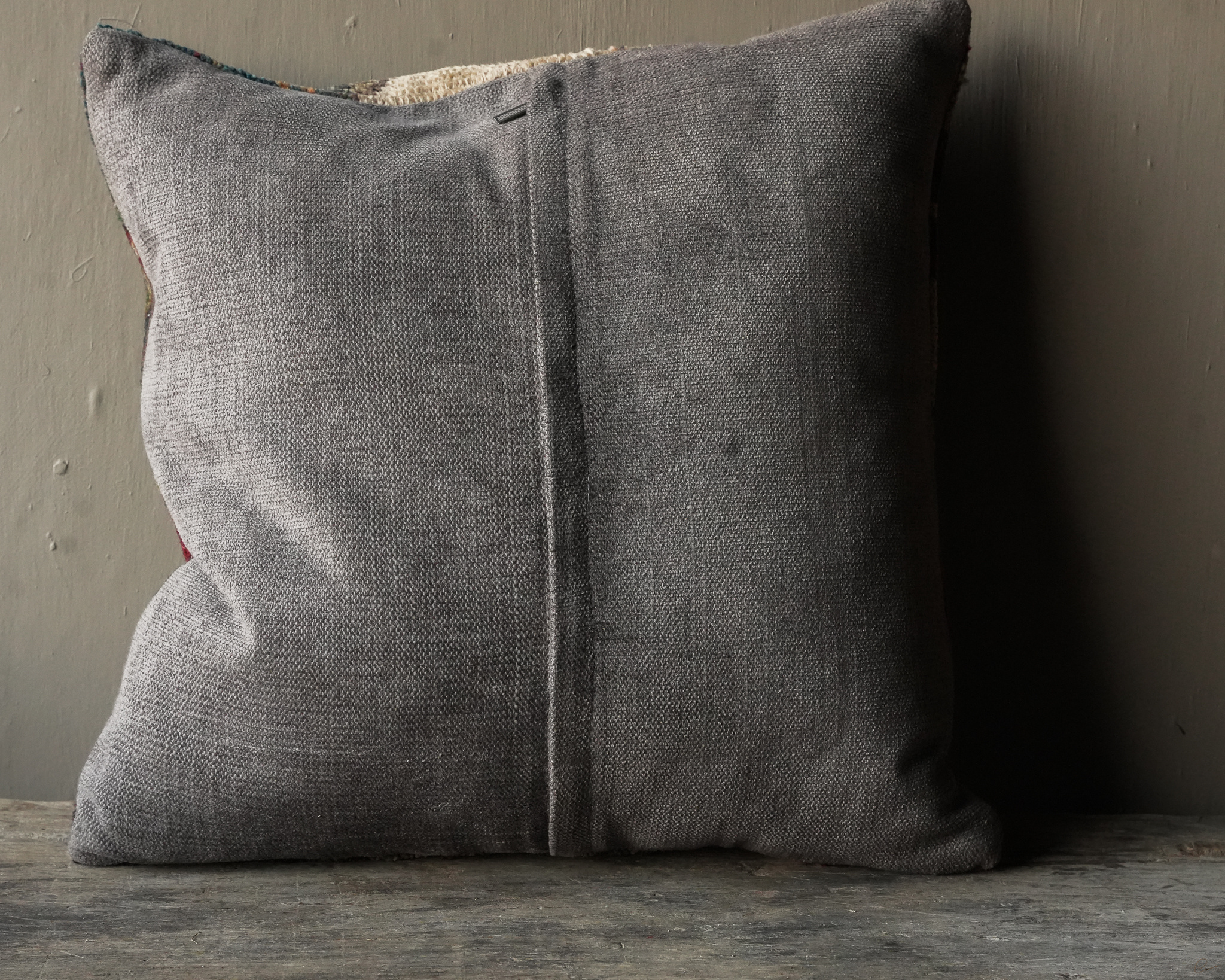 Wunderschön gefärbtes, einzigartiges Kissen aus altem Teppich-4