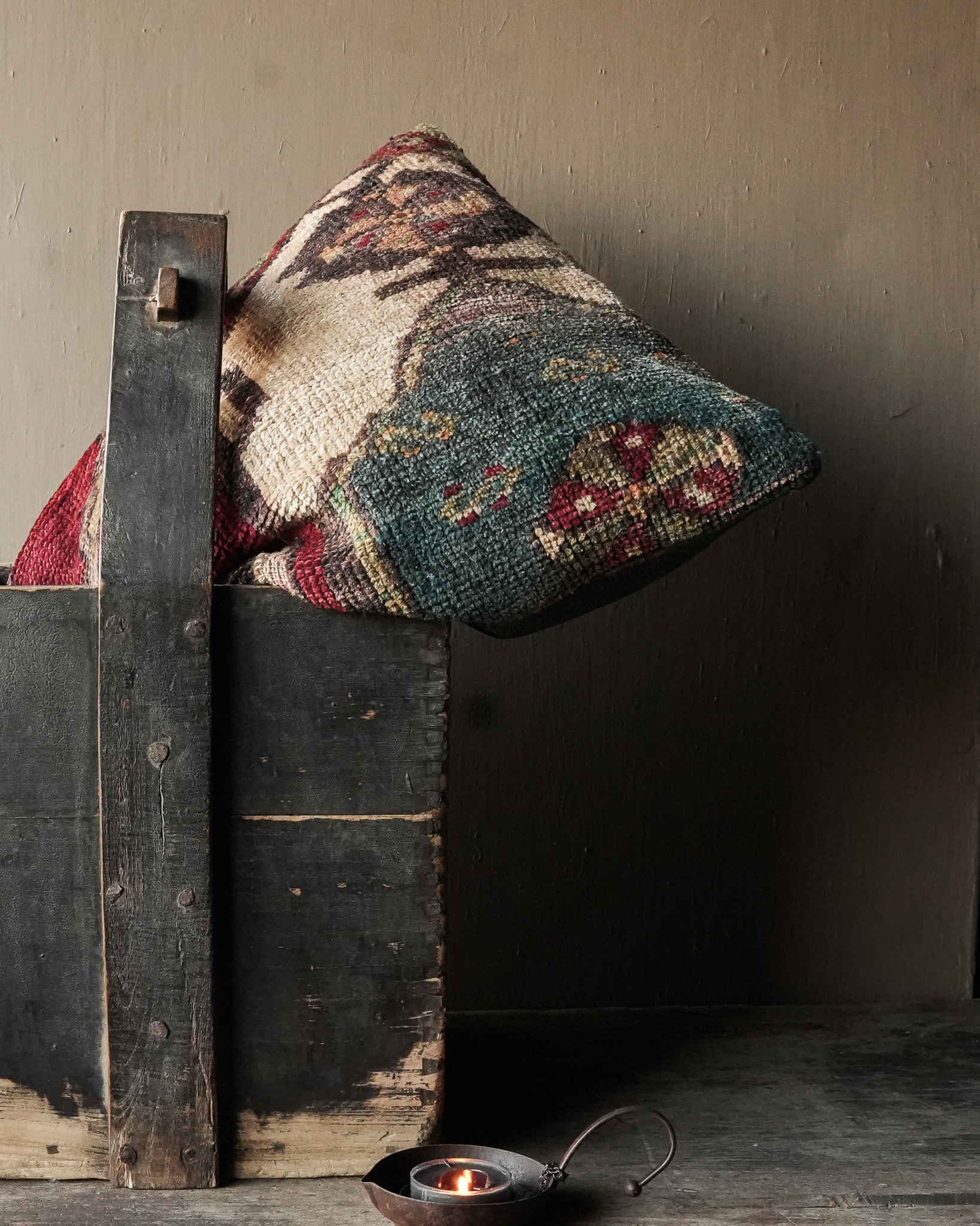 Wunderschön gefärbtes, einzigartiges Kissen aus altem Teppich-1