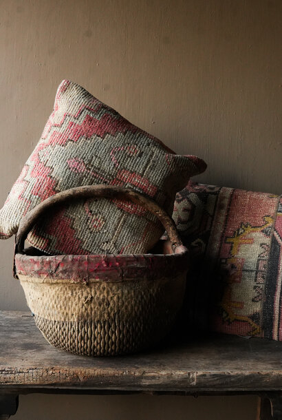 Wunderschön gefärbtes, einzigartiges Kissen aus altem Teppich