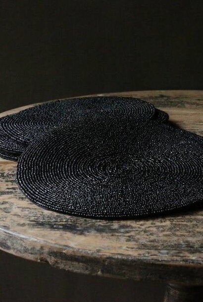 Untersetzer aus kleinen schwarzen Perlen