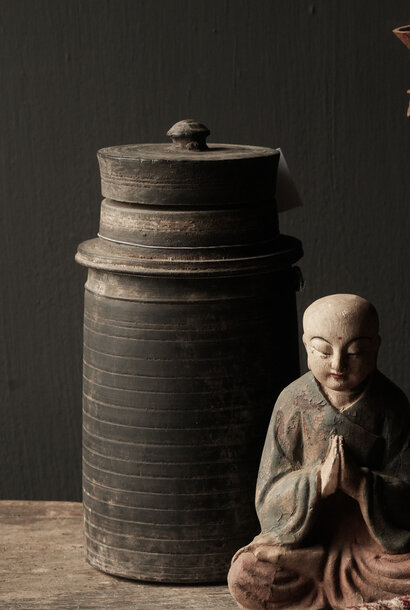 Original altes nepalesisches Hoffz-Glas aus Holz mit Deckel