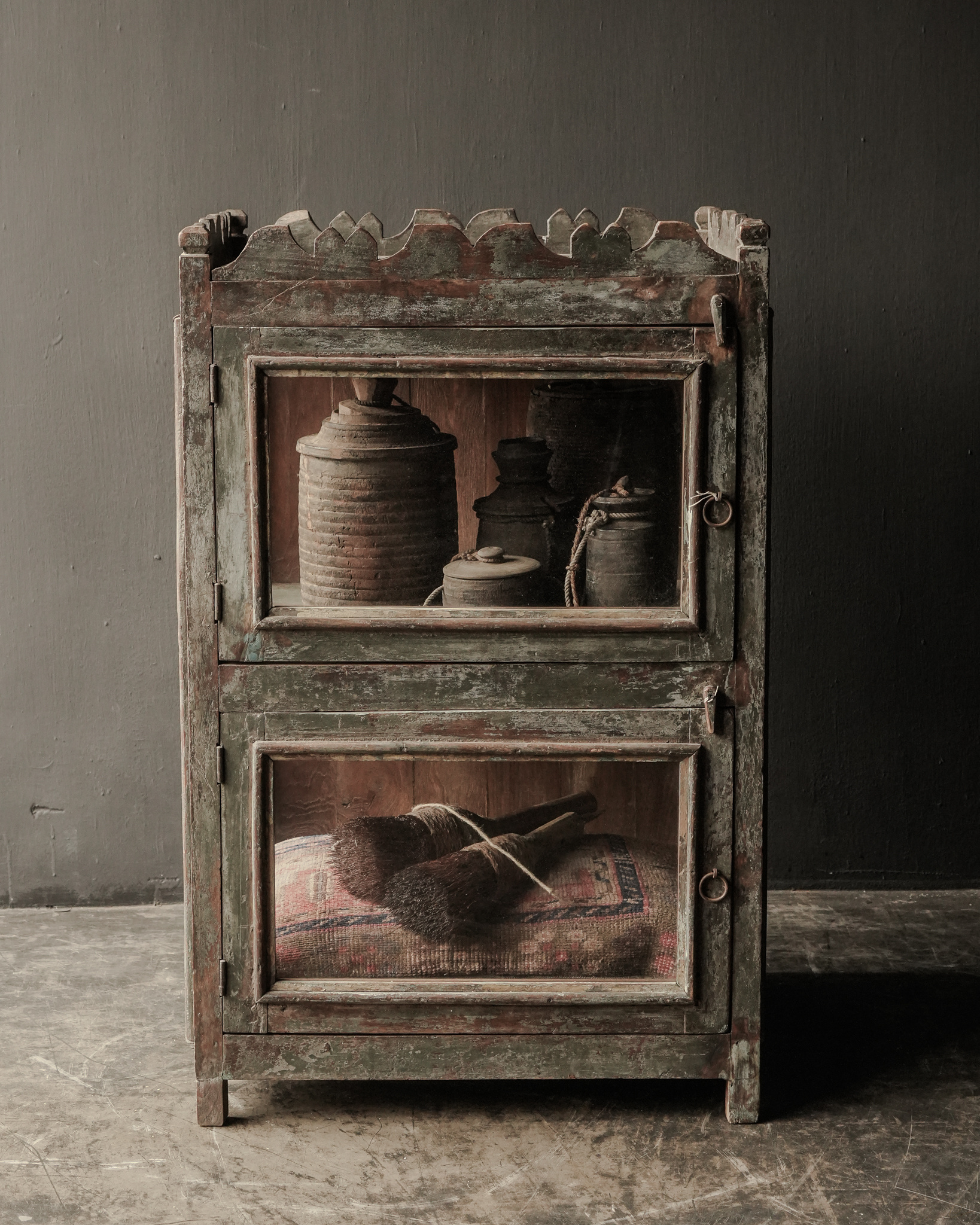 Uniek Indisch antiek houten gezandstraald Vitrine kastje-1