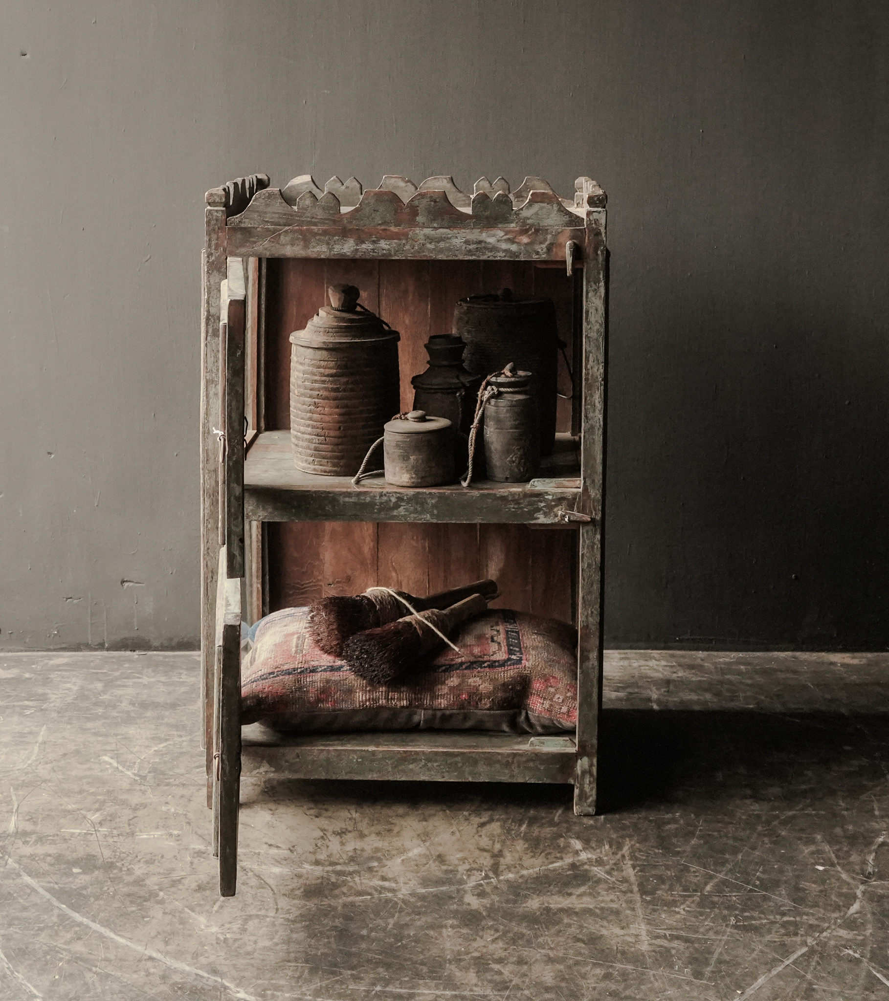 Uniek Indisch antiek houten gezandstraald Vitrine kastje-3