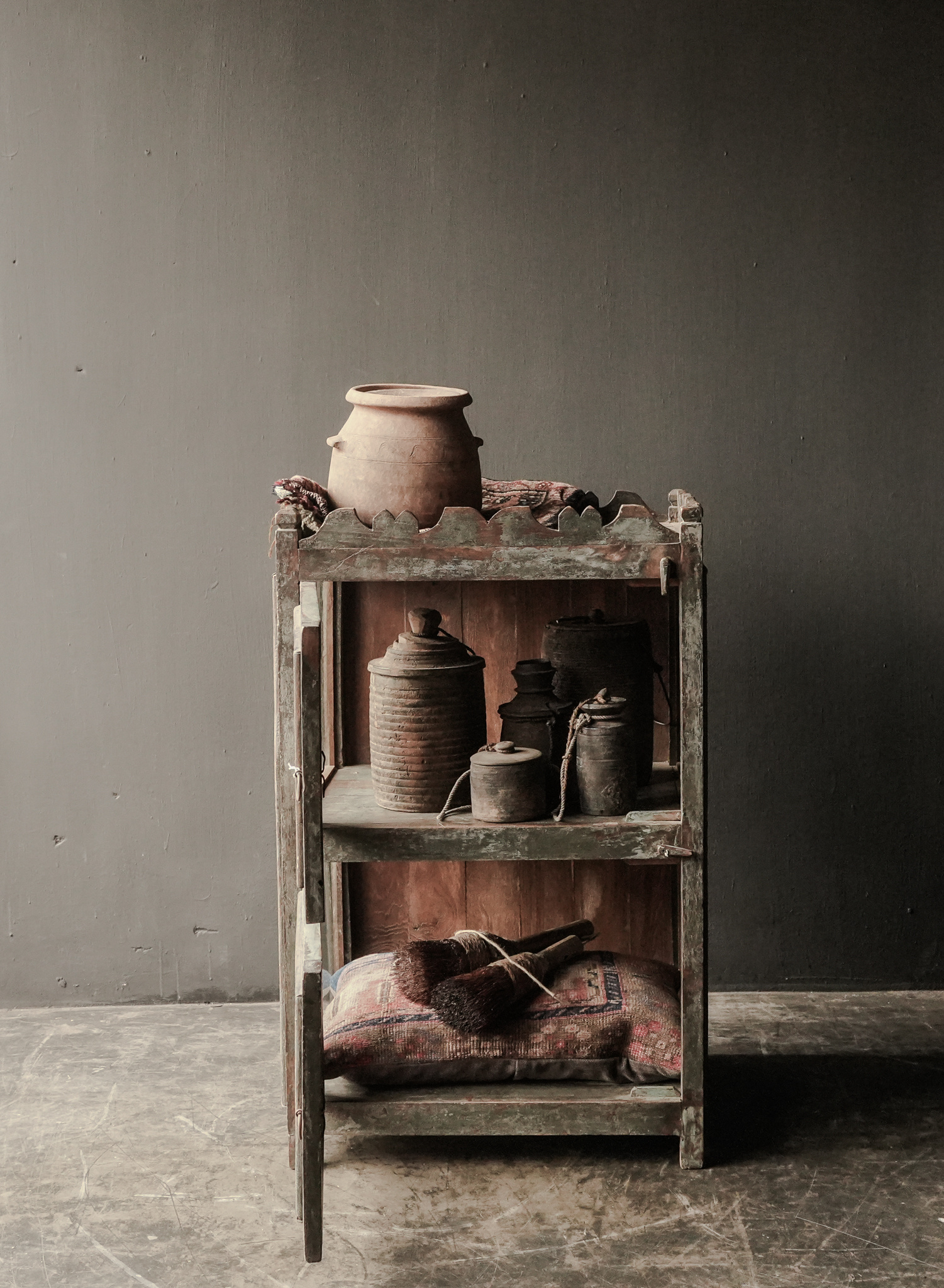 Uniek Indisch antiek houten gezandstraald Vitrine kastje-4