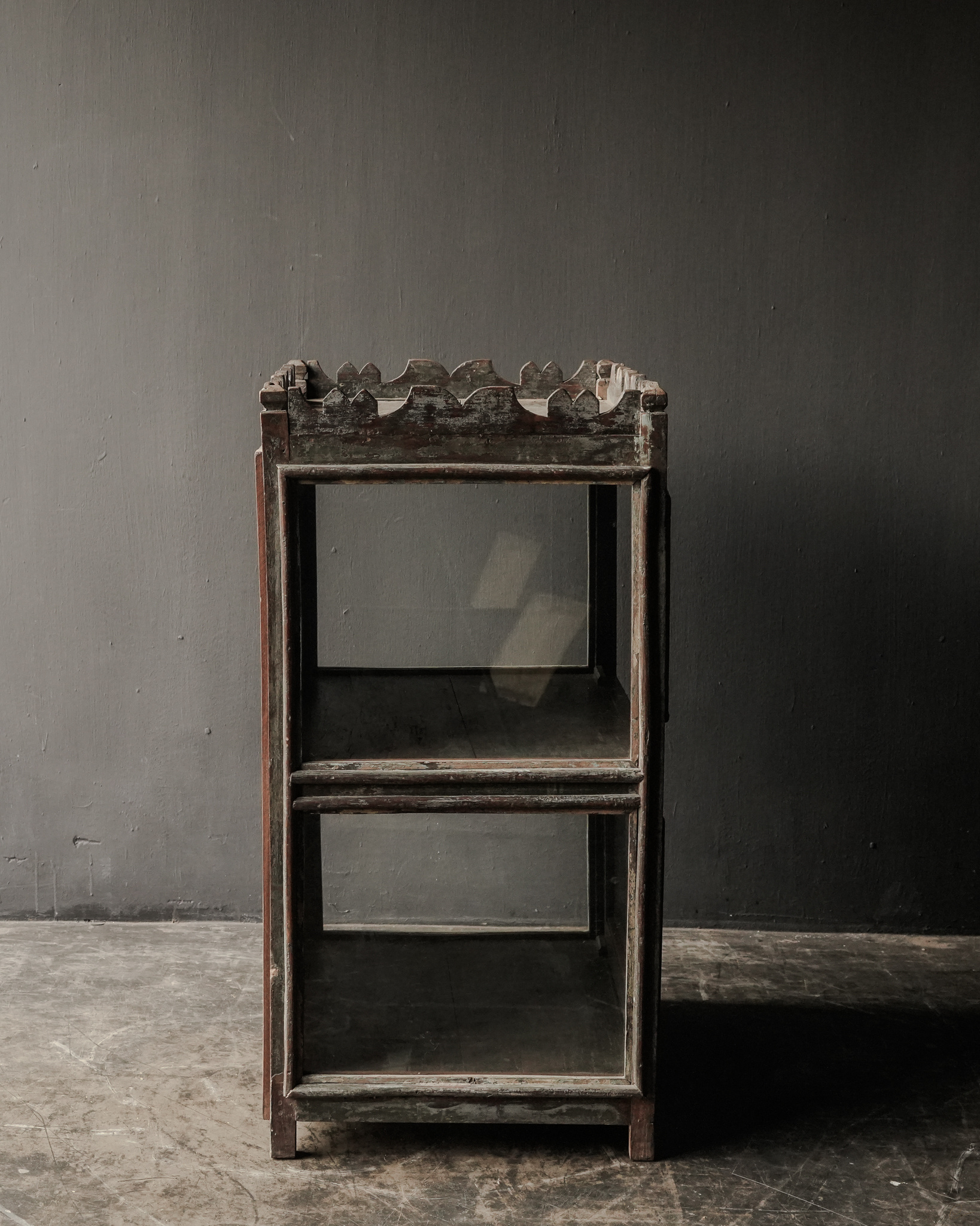 Uniek Indisch antiek houten gezandstraald Vitrine kastje-5