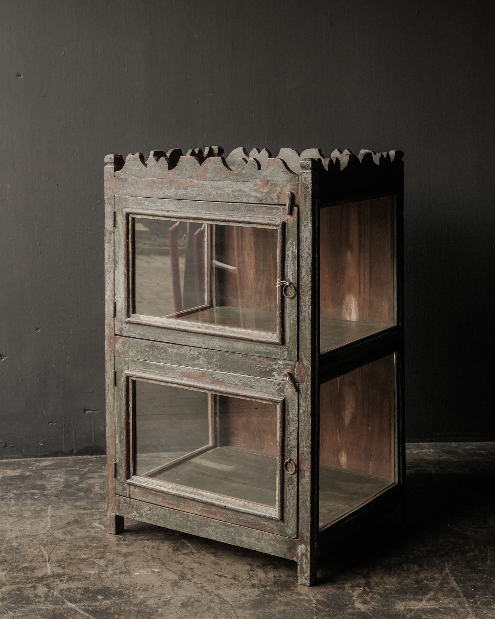 Uniek Indisch antiek houten gezandstraald Vitrine kastje-8
