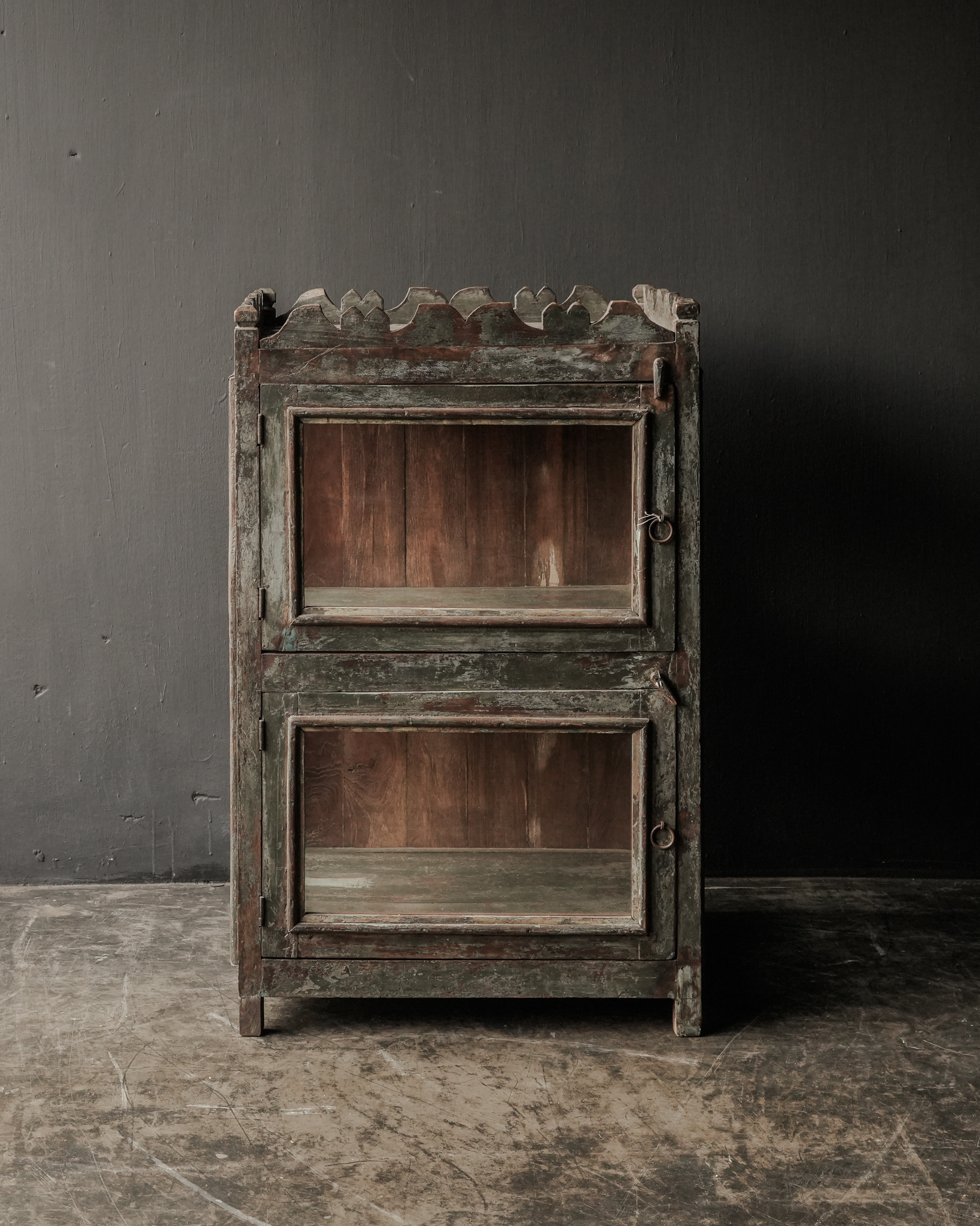 Uniek Indisch antiek houten gezandstraald Vitrine kastje-2