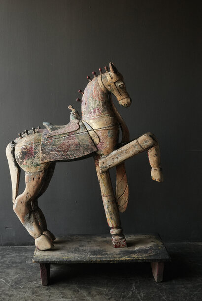 Schönes großes antikes abgenutztes farbiges einzigartiges Holzpferd