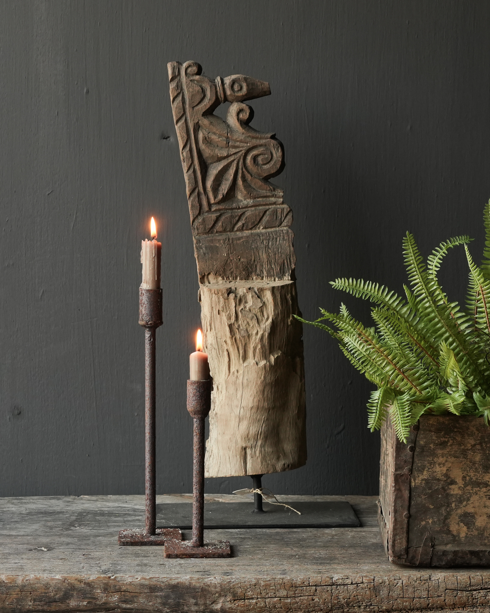 Altes einzigartiges Holzornament auf Eisensockel-1