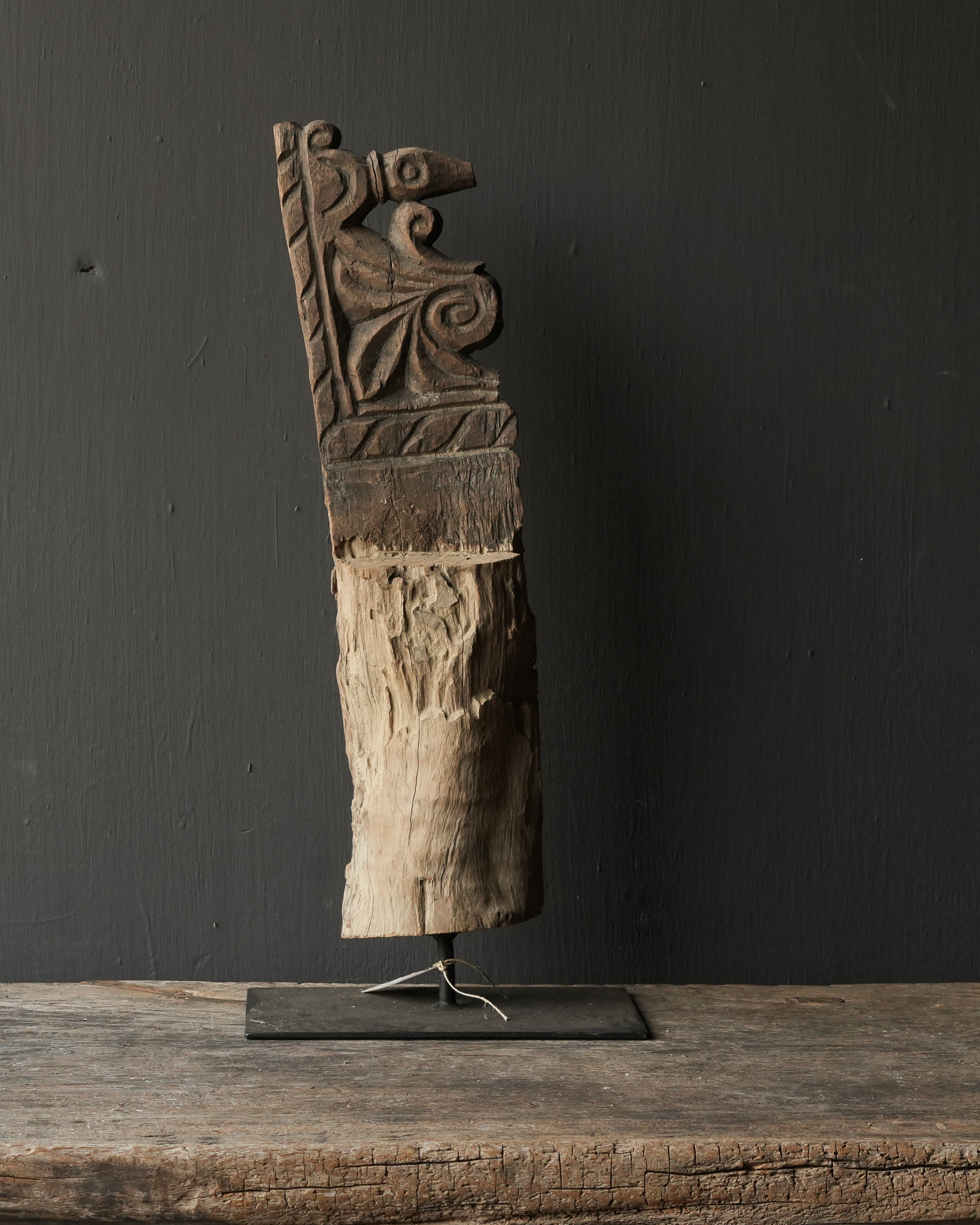 Altes einzigartiges Holzornament auf Eisensockel-2