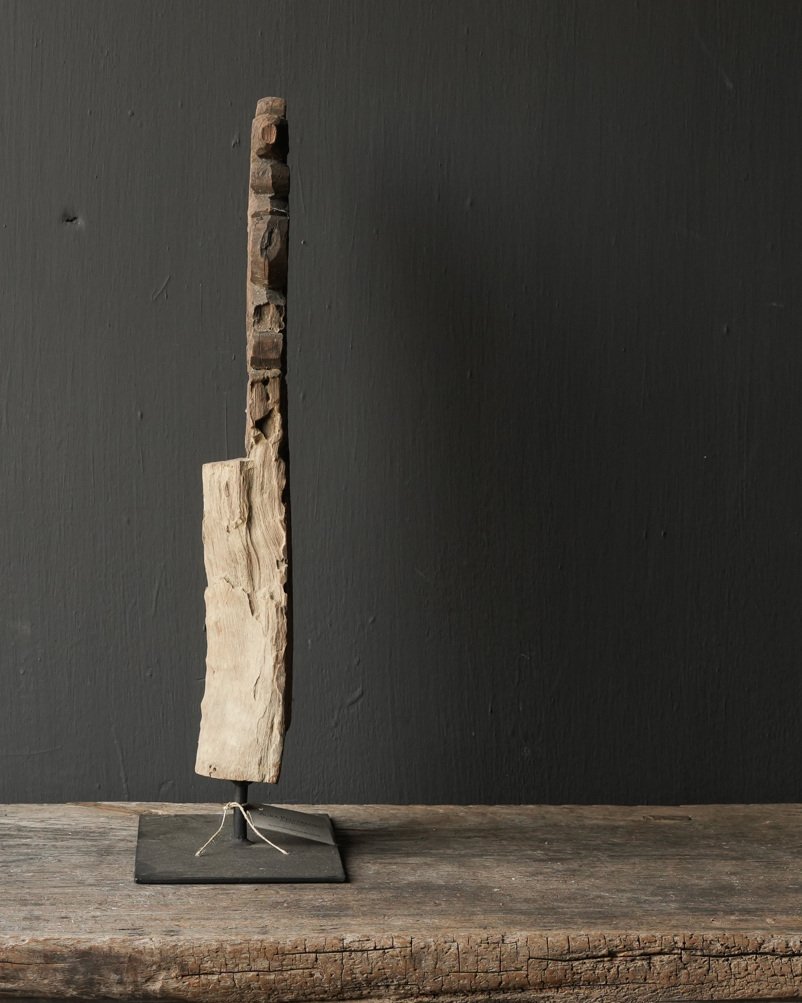 Altes einzigartiges Holzornament auf Eisensockel-3