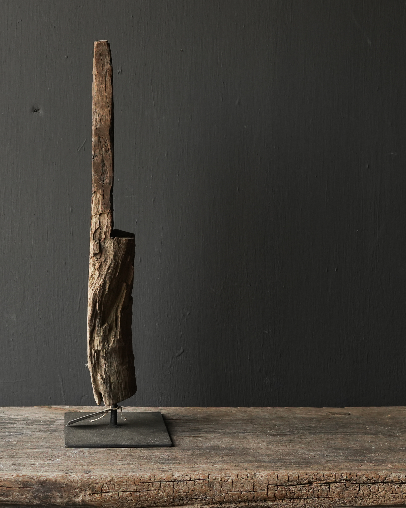 Altes einzigartiges Holzornament auf Eisensockel-5