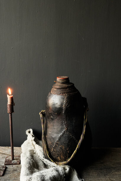 Uniek Oude gebruikte Ethiopische Afrikaanse Mursi-melkkan - Ethiopië.