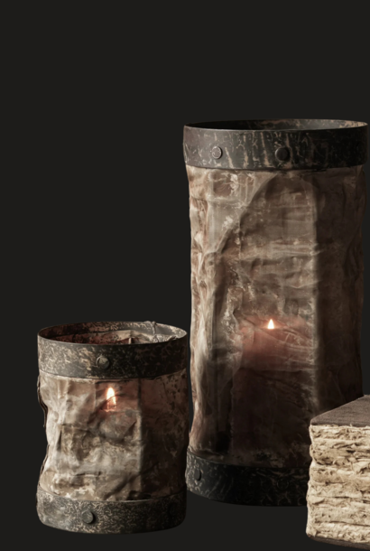 Zylinderförmiges Windlicht aus gealtertem Metall