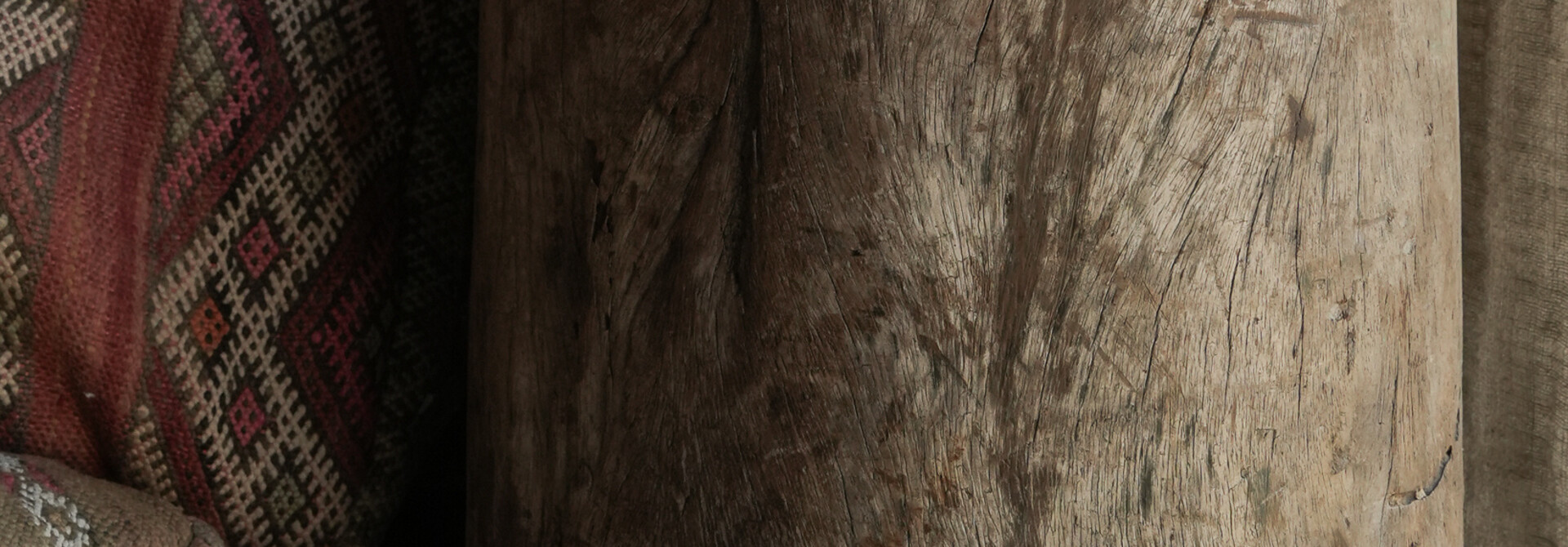 Einzigartiger Holzpflanzer aus einem Stück Holz mit Beinen