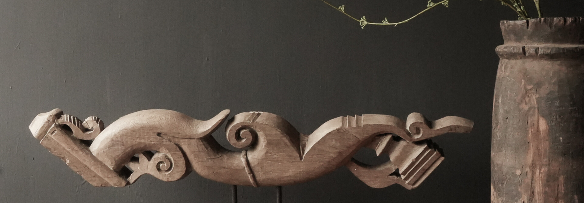 Wunderschönes einzigartiges altes Ornament aus Holz