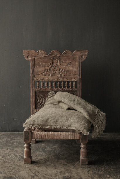 Einzigartiger antiker niedriger Stammesstuhl mit neuer Sitzfläche