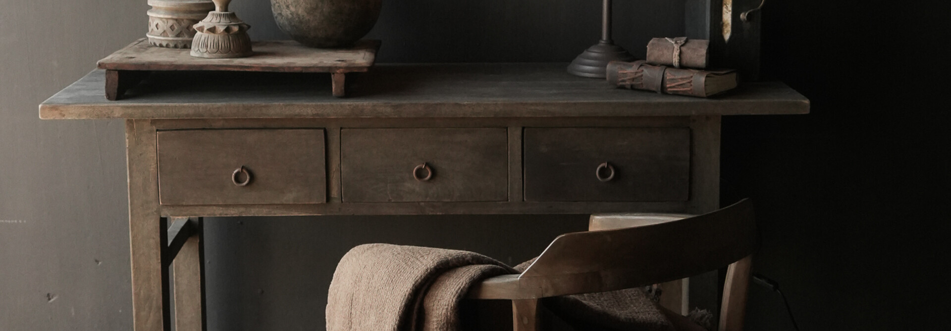 Stoer oude houten Muurtafel /Sidetable met lades
