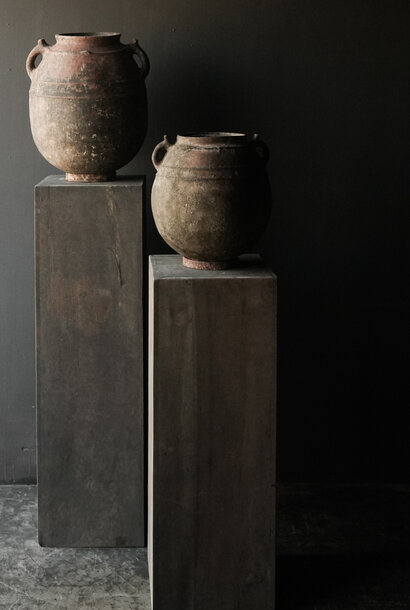 Stabile alte Holzsäule, Sockel, Säule