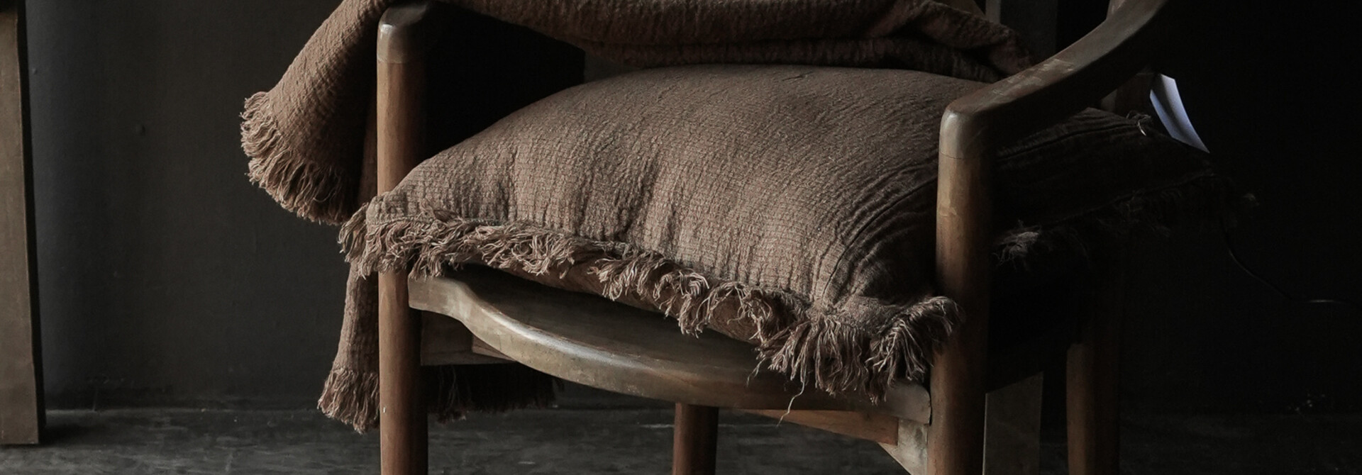 Leinenplaid/Kissen in der Farbe Chocolate / Shitake