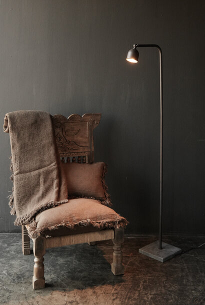 Bruin ijzeren vloerlamp  op natuurstenen voetje  inclusief ledlampje